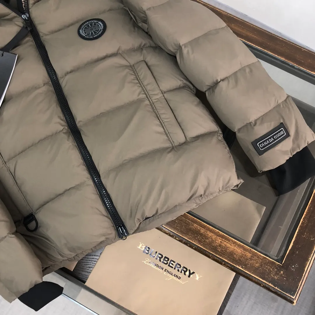 P1020 𝘾𝘼𝙉𝘼𝘿𝘼 𝙂𝙊𝙊𝙎𝙀/Canada Goose Down Jacket Bakery Couple Style 3M Reflective Black Label Parka/Junction Parka is made of CORDURA@'s super-soft EnduraLuxe fabric, which enhances the durability of easy-to-wear parts, making it lightweight and durable. 360-degree reflective strips on the hood improve visibility in low-light environments. 90 white duck down ~ There are also straps inside so that the jacket can be placed on the shoulders to free up hands. The down placket is designed with invisible snap buttons on the two-way zipper to prevent wind and keep warm. Unzipping the zipper from the bottom can increase the range of motion or improve breathability ~ Ribbed knitted cuffs increase comfort and lock in heat, and the hem has an internal drawstring to block cold wind [Wide version] A-line silhouette ➕ Bread suit tailoring design, the wide OS style can cover all body defects and also brings a sense of handsomeness! ! Color: Black Brown Size: XS S M L XL XXL